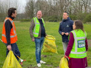 Opschoondag 2024 Solaris parkmanagers vrijwillig berm zwerfvuil zwerfafval verwijderen Het Hoog team De Langstraat Hoveniers